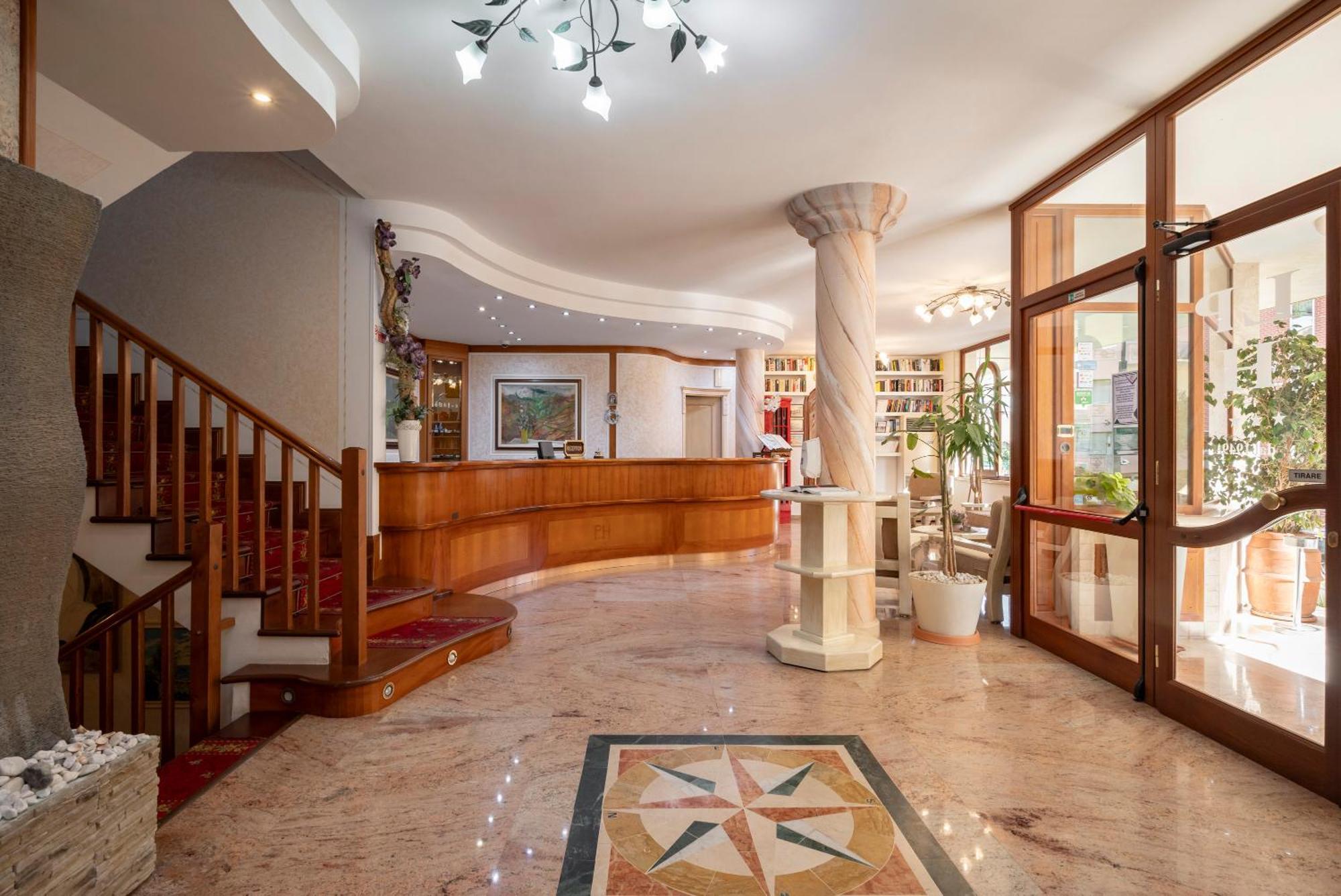 Lola Piccolo Hotel E Appartamenti Marina di Grosseto Exterior foto