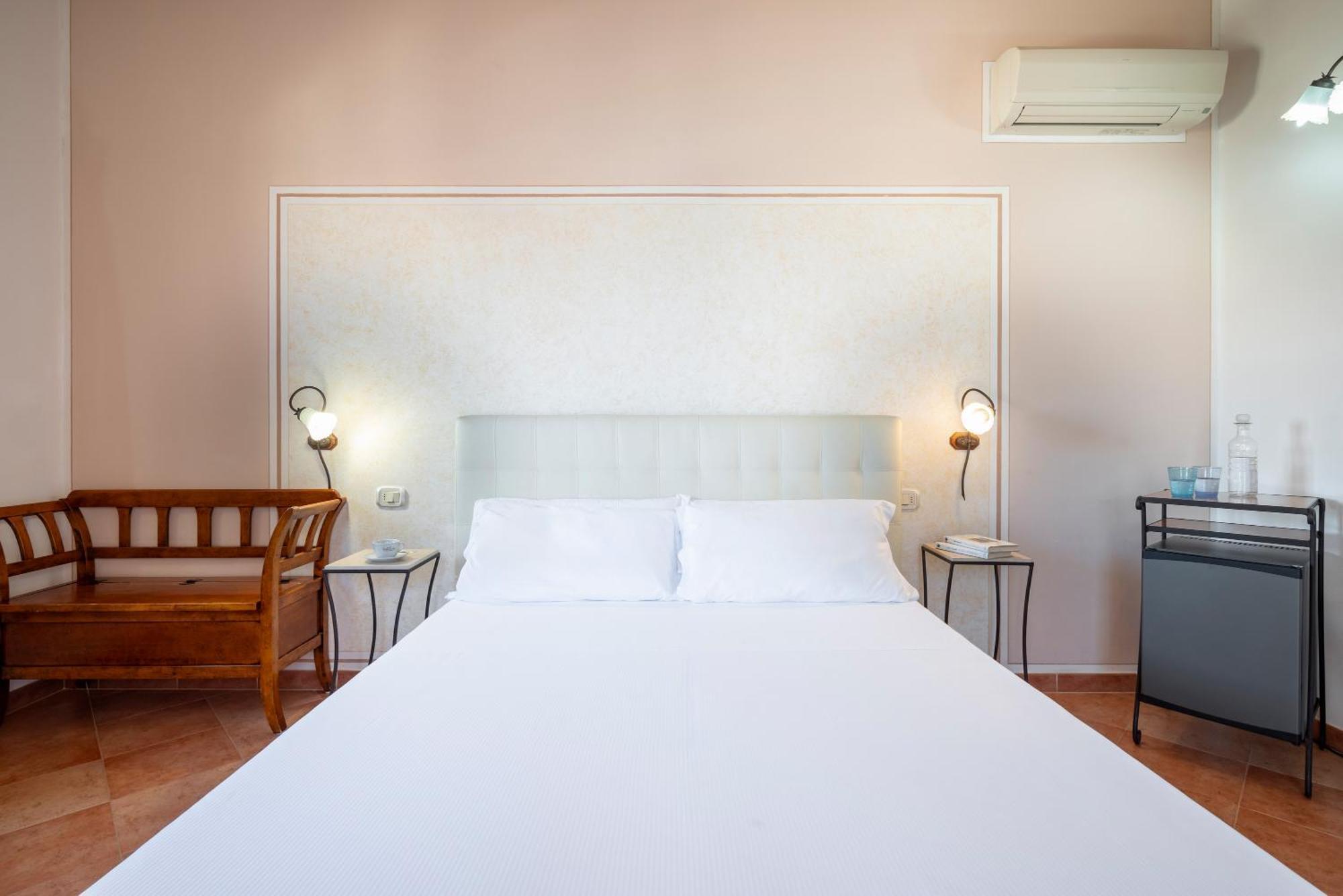 Lola Piccolo Hotel E Appartamenti Marina di Grosseto Exterior foto